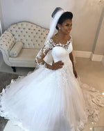 Load image into Gallery viewer, Vintage Scoop Neckline Tulle Ball Gown Wedding Dress Lace Appliques
