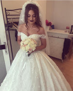 Afbeelding in Gallery-weergave laden, Chic Lace Appliques Sweetheart Ball Gown Wedding Dresses Off The Shoulder
