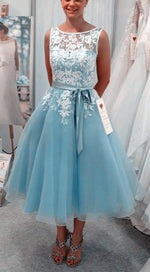 Afbeelding in Gallery-weergave laden, Vintage A-line Lace Appliques Scoop Neckline Tea Length Bridesmaid Dresses
