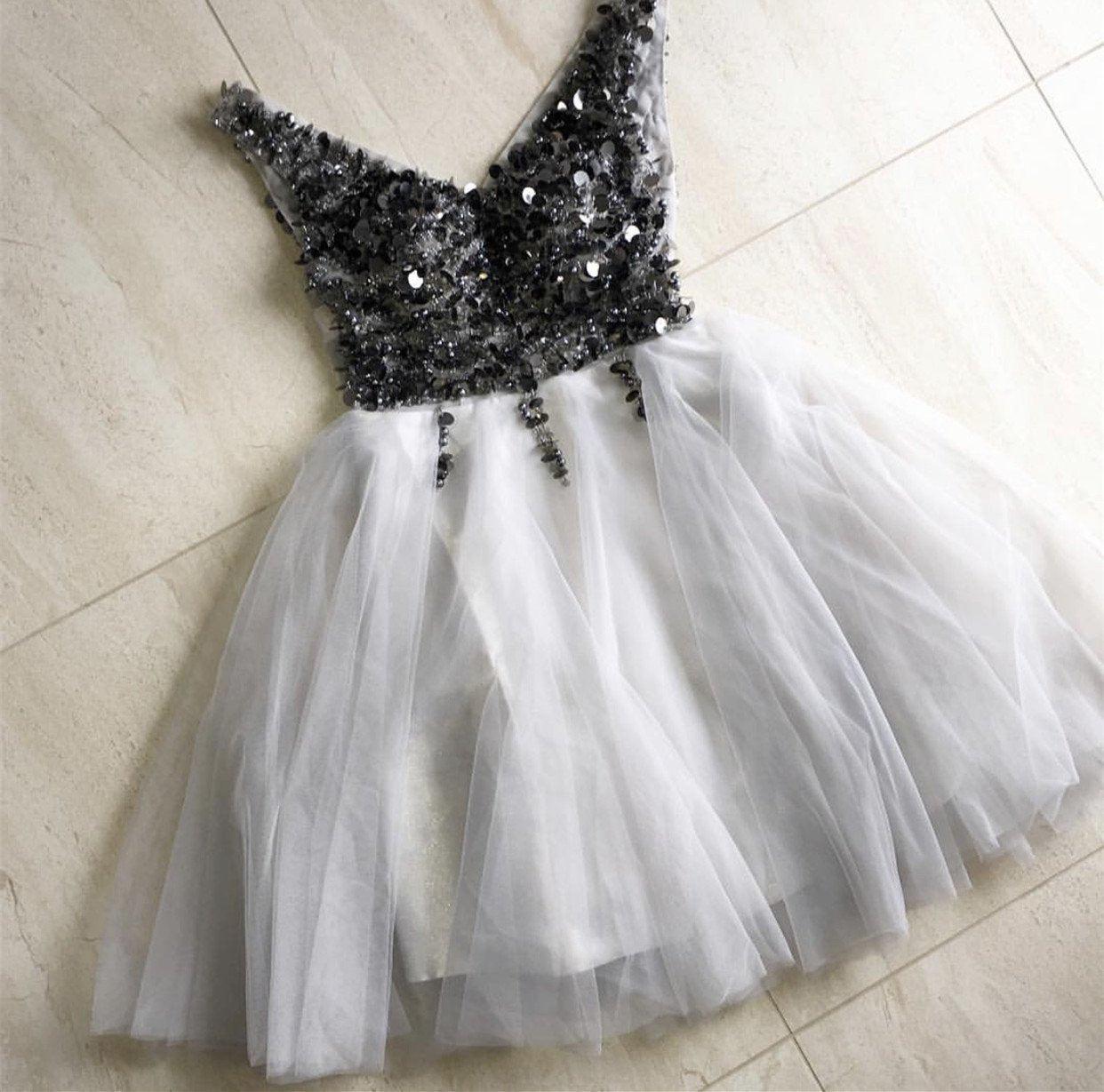 Sparkly Sequins Beaded V-neck Tulle Prom Short Dresses