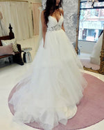 Cargar imagen en el visor de la galería, A Line V Neck Ruffles Tulle Princess Wedding Dresses Lace Appliques
