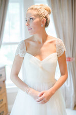 Cargar imagen en el visor de la galería, Rustic Style Long Chiffon Beach Wedding Dresses With Pearl Beading Cap Sleeves
