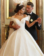 Afbeelding in Gallery-weergave laden, Vintage Off Shoulder V-neck Wedding Dresses Lace Ball Gowns
