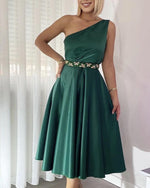 Cargar imagen en el visor de la galería, Green One Shoulder Satin Knee Length Homecoming Dress

