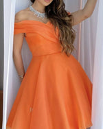 Cargar imagen en el visor de la galería, Orange Tulle Off The Shoulder Homecoming Dress
