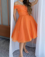 Cargar imagen en el visor de la galería, Orange Tulle Off The Shoulder Homecoming Dress
