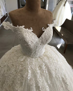 Afbeelding in Gallery-weergave laden, Vintage Pearl Beaded Tulle Ballgown Wedding Dresses Lace Edge
