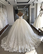 Afbeelding in Gallery-weergave laden, Vintage Pearl Beaded Tulle Ballgown Wedding Dresses Lace Edge
