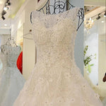 Cargar imagen en el visor de la galería, vintage scoop neck pearl and crystal beaded ball gowns wedding dresses 2017
