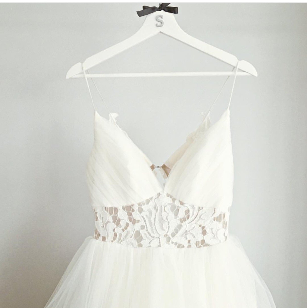 A Line V Neck Ruffles Tulle Princess Wedding Dresses Lace Appliques