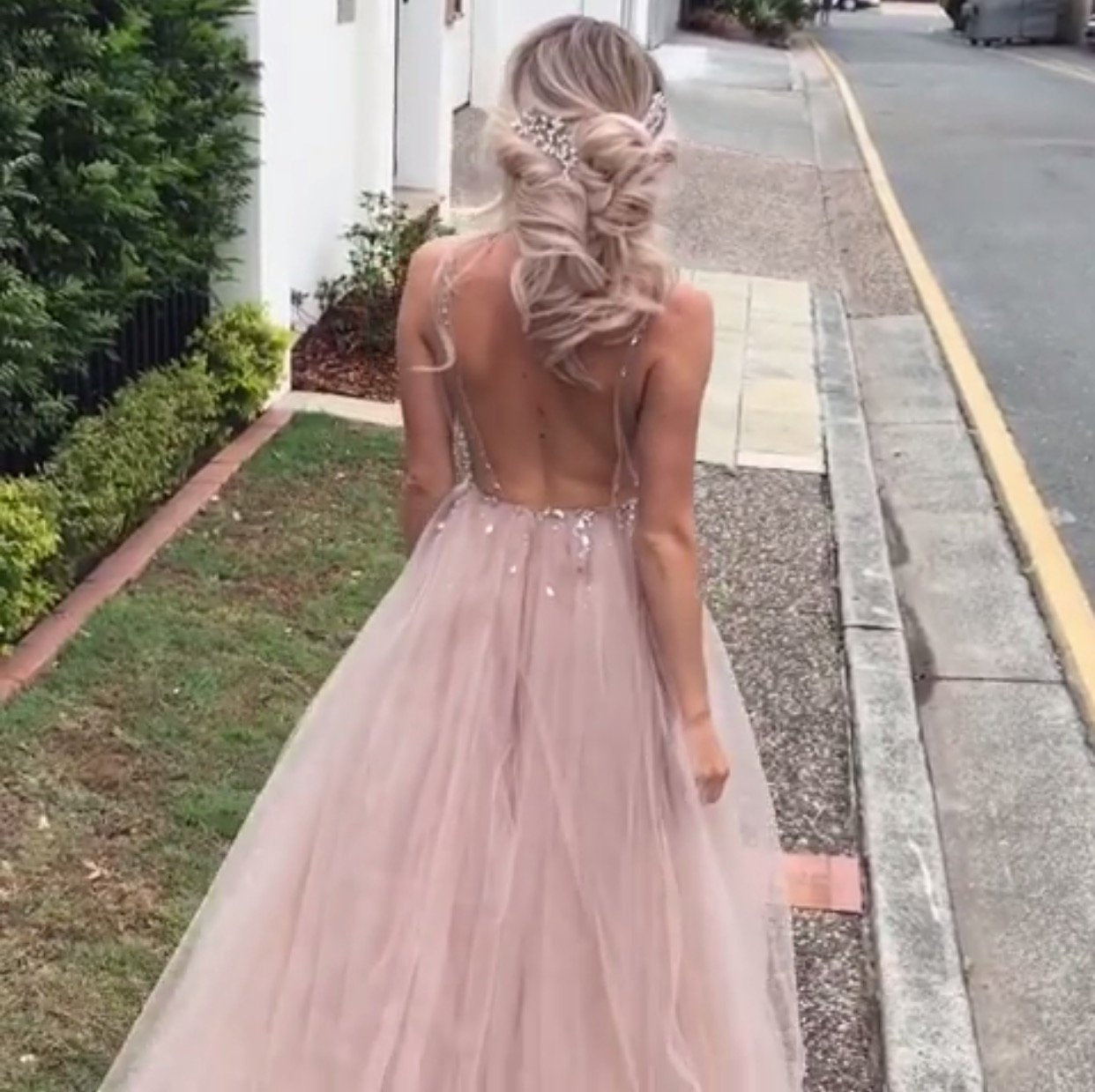 Luxurious Beaded V Neck Tulle Open Back Wedding Dresses For Engagement Party