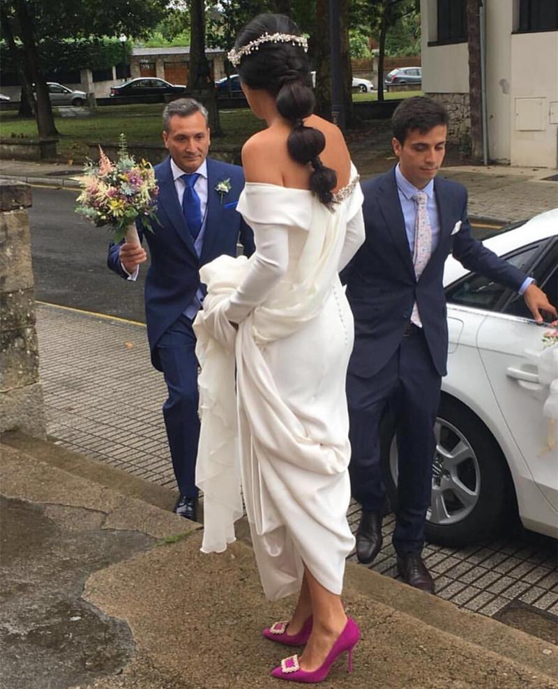 Stylish V-Neck Long Sleeves Wedding Dresses Satin Bridal Gowns Off The Shoulder