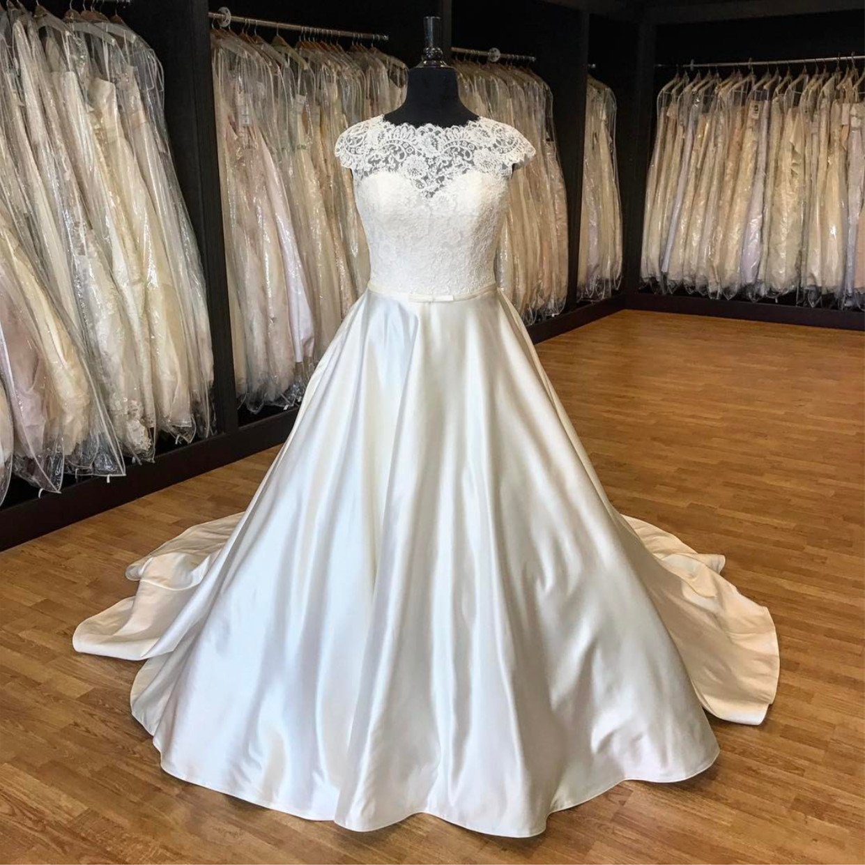 Vintage Lace Cap Sleeves Satin Wedding Dresses Ball Gowns 2017