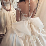 Cargar imagen en el visor de la galería, Vintage Lace Appliques Cap Sleeves Satin Wedding Dresses Ball Gowns With Bow

