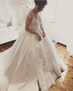 Cargar imagen en el visor de la galería, Vintage Lace Appliques Cap Sleeves Satin Wedding Dresses Ball Gowns With Bow
