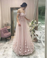 Afbeelding in Gallery-weergave laden, Elegant V-neck Tulle Floor Length Empire Prom Dresses Off Shoulder With Lace Beaded
