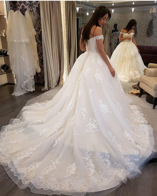 Luxurious-Royal-Train-Wedding-Gowns-For-Bride