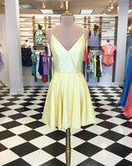 Cargar imagen en el visor de la galería, Short-Yellow-Homecoming-Dresses-Satin-Prom-Gowns
