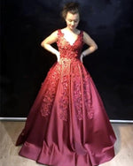 Afbeelding in Gallery-weergave laden, 3D Flowers Embroidery V-neck Satin Ball Gowns Prom Dresses
