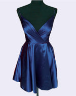 Afbeelding in Gallery-weergave laden, Navy Blue Homecoming Dresses Satin
